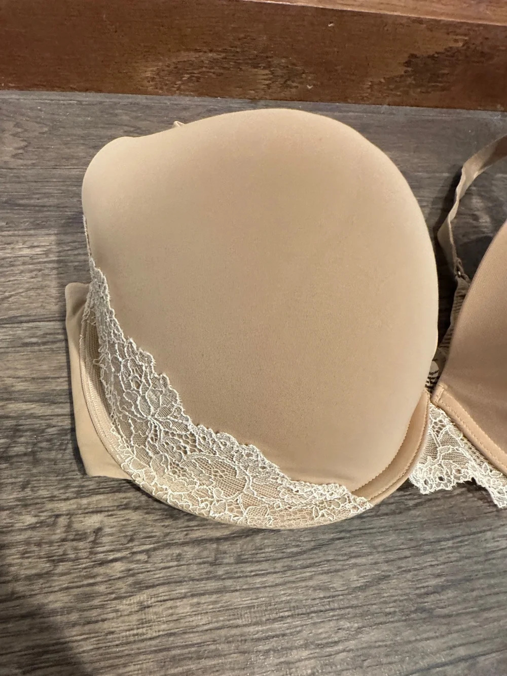 Soma Beige T-Shirt Bra with Cream Lace Trim. 38DD. Gently used - Picture 2 of 5